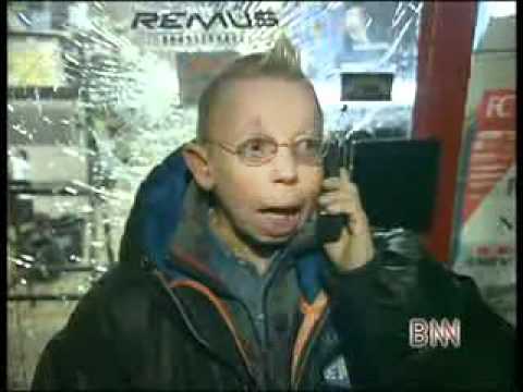 man die baksteen door ruit gooit en zichzelf aangeeft