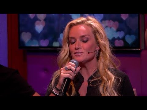 Samantha Steenwijk zingt het ontroerende nummer Vleugels van mijn Vlucht - RTL LATE NIGHT