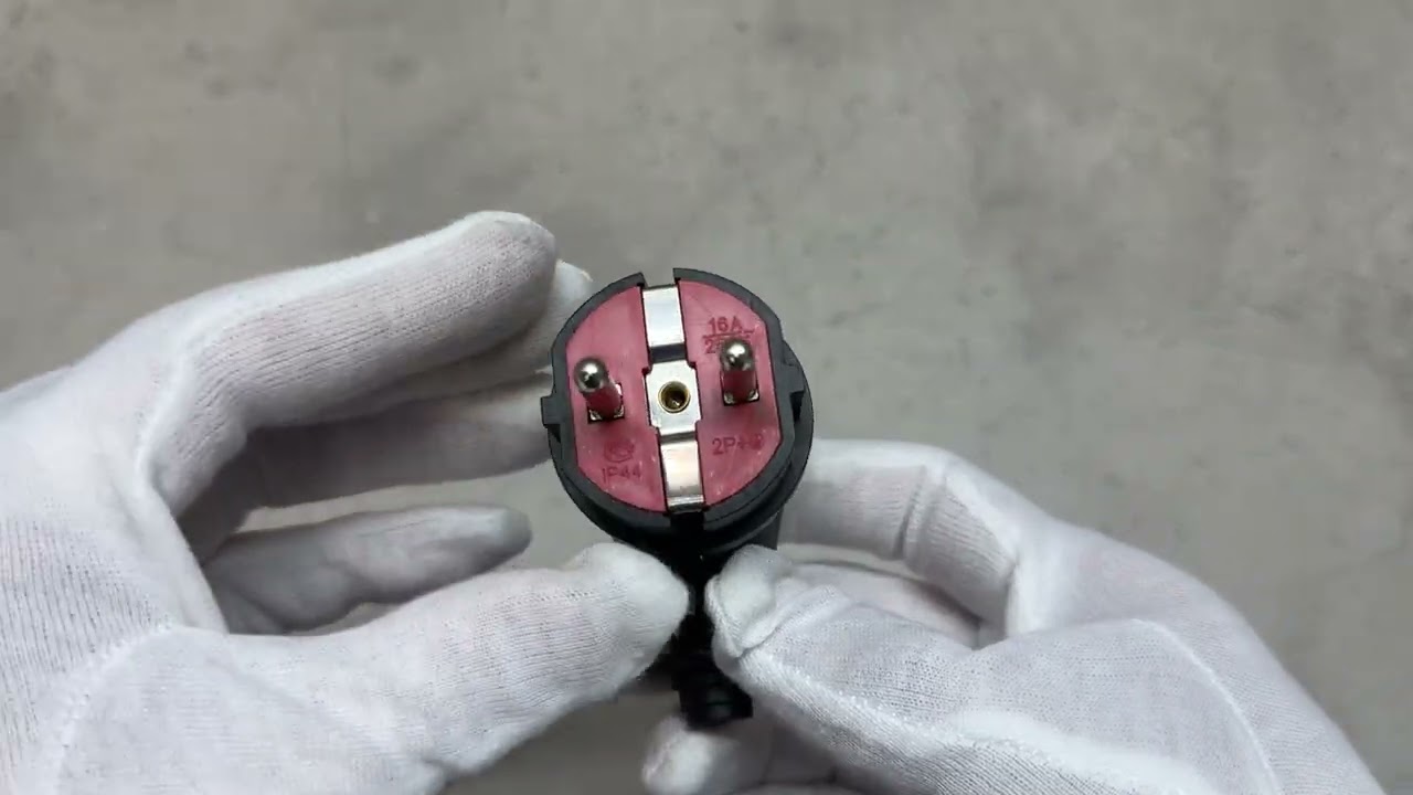 Вилка угловая LUXEL 1129 с заземлением черная