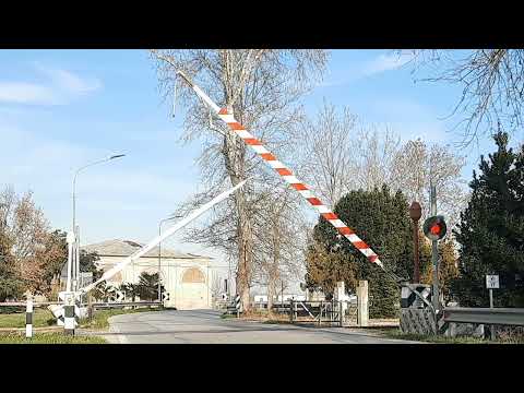 Passaggio a livello n.18 v.3 - Dogato - Via Ferrara (SP68) con casse miste FS64 bianca + FS88 rossa.