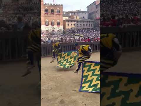 Only in Siena. The skills of The Nobil Contrada del Bruco’s “alfieri”