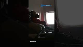 Seorang Pramugara Beri Peringatan Agar Tak Sembarangan Bersandar di Jendela Pesawat