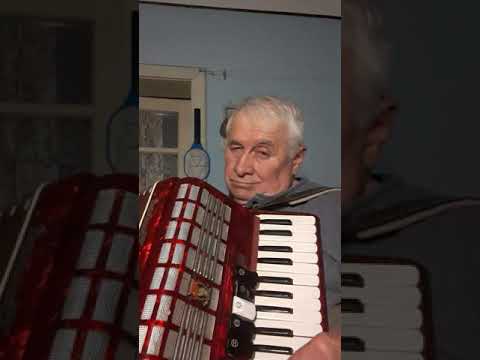 Mi-am cusut ie,cu flori.