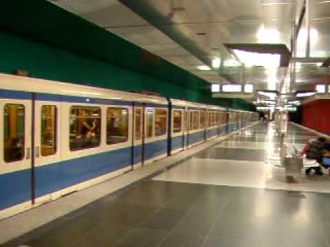 Am Wettersteinplatz in München (Giesing) fährt die U-Bahn (U1) ein.