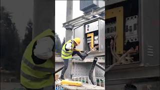 Download lagu Dari Kuli Bangunan hingga Jadi Tukang Listrik Wanita yang Tangguh, Ini Kisah Xia Tian! #shorts mp3