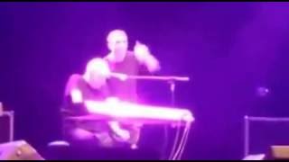 Mango, la morte in diretta ripresa da uno spettatore ad uno dei suoi concerti