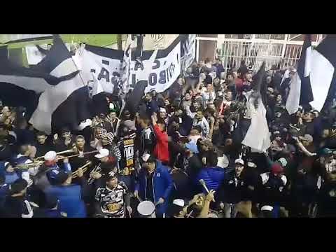 "Los pibes de los bombos / La Barra De Caseros en Lanús." Barra: La Barra de Caseros • Club: Club Atlético Estudiantes • País: Argentina