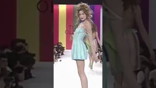 Carla Bruni iconic twist 💞  #carlabruni #90sfashion #catwalk