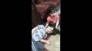 مروع جدا طفل يمزح مع اخته الصغيرة على انه مات