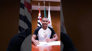 A maior joia do Corinthians assinou seu primeiro contrato - Léo Rodrigues