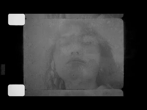 Die Erde überwältigt mich/when the wing of the swallow opens (2023)