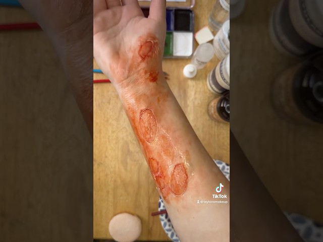 Vídeo relacionado con CHASPA Kit de maquillaje SFX de látex líquido para efectos especiales, cicatrices falsas, cera + 2 látex Btl + 2 sangre falsa + herramienta de espátula