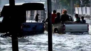 preview picture of video 'น้ำท่วม เพชรเกษม 4พย.54 - Bangkok Flood'
