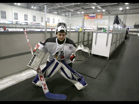В Воронеже в мужской хоккейной команде играет девушка-вратарь