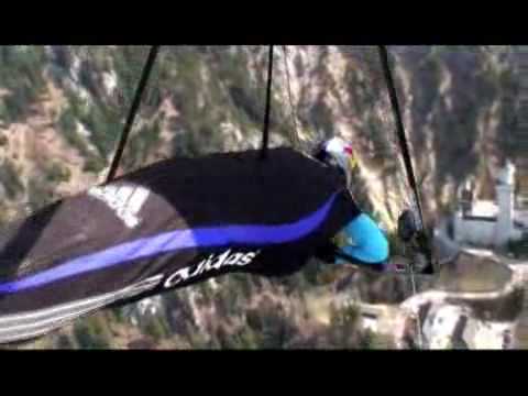 Drachenfliegerin haarscharf an Neuschwanstein vorbei