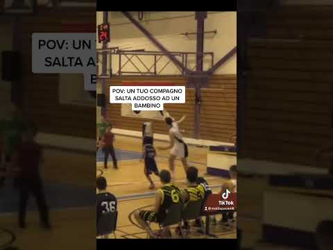 Giocatore FORTITUDO BOLOGNA salta addosso ad un bambino