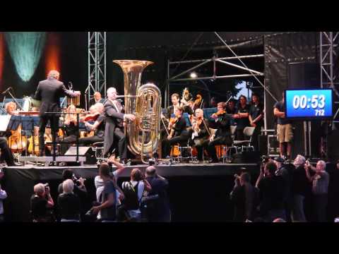 Prof. Jörg Wachsmuth bricht den Weltrekord für den schnellsten "Hummelflug"