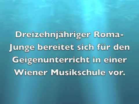 Romanistan: Ein Roma- Junge bereitet sich für den Geigenunterricht vor
