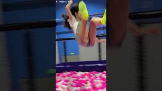 中国美女が面白いトランポリンに挑戦is so fun we just start jamming #shorts #viral #adventure