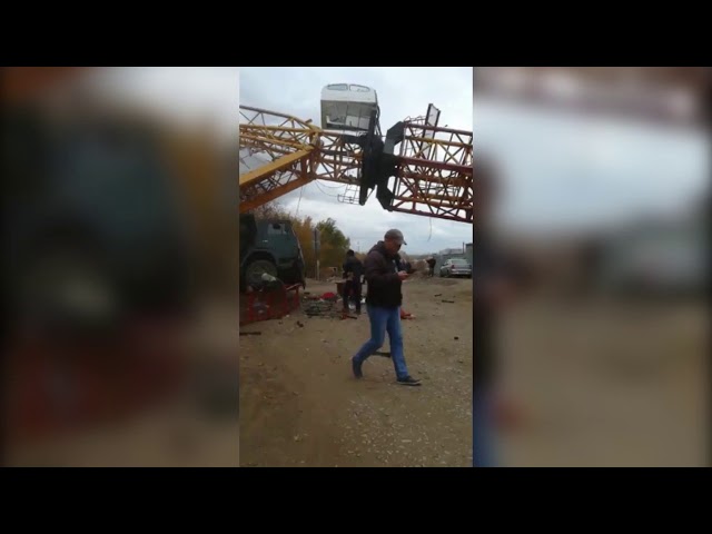 Башенный кран с крановщиком рухнул на припаркованные авто в Самаре