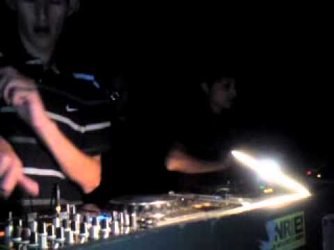 INSTIGATOR VS BLOODYMISS @ LA COVA 4 DECKS 2 MIXERS (BARCELONA) PT1