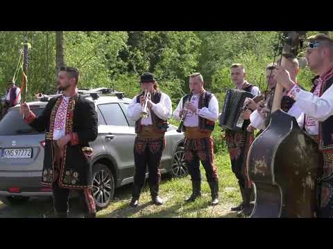 Kapela "CACANI" i drużba Kuba Rakowski, czekając na księdza Prymicjanta