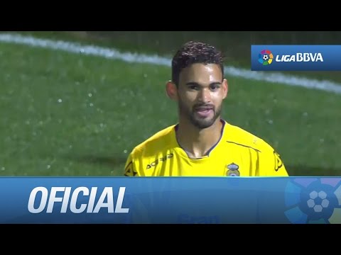 Willian José rematando alto un buen pase de Wakaso