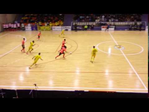 Iago Rodríguez logra quedarse solo ante Didac que le aguanta bien y saca con la pierna