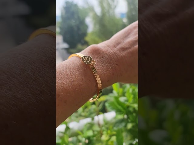 Vídeo relacionado con Emibele Pulsera de Corazón de Moda, Brazalete Elegante y Grabado con Proverbios Bíblicos de Acero Inoxidable con Cierre OT para Mujer Pareja Chicas, Regalo Ideal para Día de San Valentín, Oro
