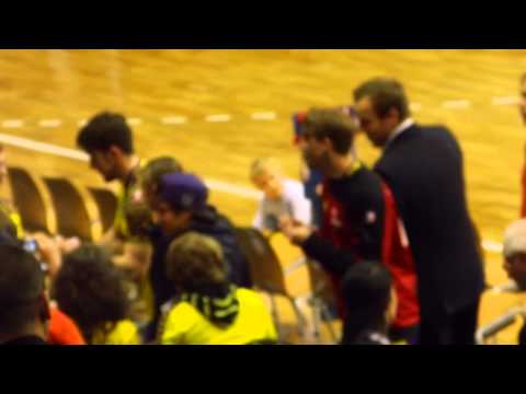 Handball Füchse Berlin geben Autogramme nach dem Spiel 02.06.2013