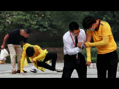 看到外賣小哥摔倒受傷，路人撥通了訂餐顧客的電話...