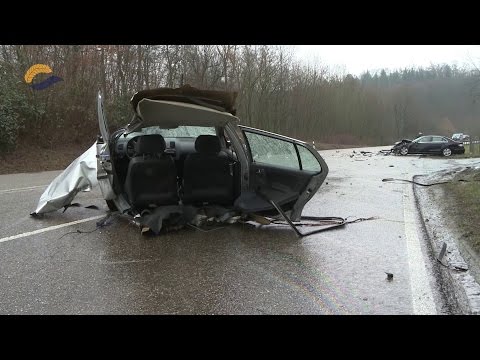 Polo in zwei Teile gerissen bei schwerem Verkehrsunfall auf L1111 - 27.02.2015