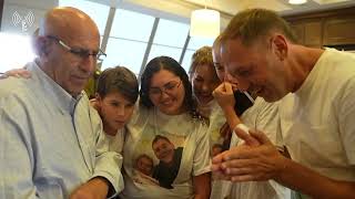 משפחת הרקין צופה בסרטון מרגעי החזרה של מקסים (חדשות ערוץ 7) - התמונה מוצגת ישירות מתוך אתר האינטרנט יוטיוב. זכויות היוצרים בתמונה שייכות ליוצרה. קישור קרדיט למקור התוכן נמצא בתוך דף הסרטון משפחת הרקין צופה בסרטון מרגעי החזרה של מקסים (חדשות ערוץ 7) - התמונה מוצגת ישירות מתוך אתר האינטרנט יוטיוב. זכויות היוצרים בתמונה שייכות ליוצרה. קישור קרדיט למקור התוכן נמצא בתוך דף הסרטון