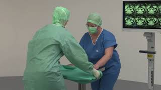 Anlegevideo Raucodrape® Instrumententischbezug (DE) - 1 sterile Person