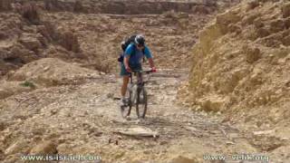 preview picture of video 'Mountain biking. Israel. Arad - Masada, through the mountains Ielim and Jonathan (Judean Desert)'