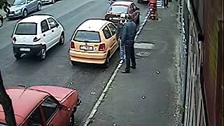preview picture of video 'CraiovaForum - Client bătut la un magazin de piese auto din Craiova'