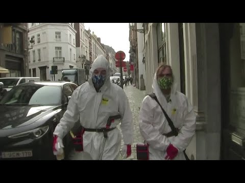 兩名比利時人承擔 "社會疏導 "巡邏任務 (Two Belgians take on 'social distancing' patrol)