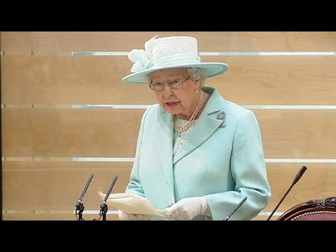 الملكة اليزابيث الثانية تدعو الاسكتلنديين إلى التريث