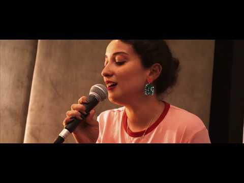 Melike Şahin - Beni Yalnız Koma { Berliner Moment Sessions }