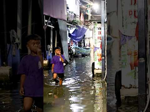 Yakarta, la ciudad que más rápido se hunde: «El agua ha llegado hasta el estómago» #shorts
