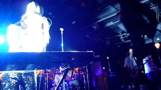 Blonde Redhead - Black guitar