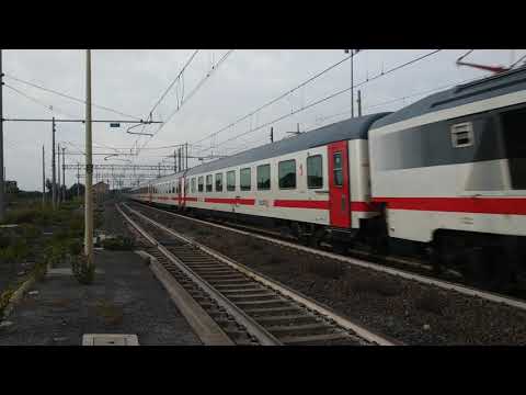 Transito veloce per il treno intercity a Torricola (RM)!