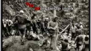 Langile baten galderak liburu baten aurrean (Mikel Laboa)