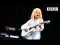 Dolly Parton performs Jolene at Glastonbury - BBC