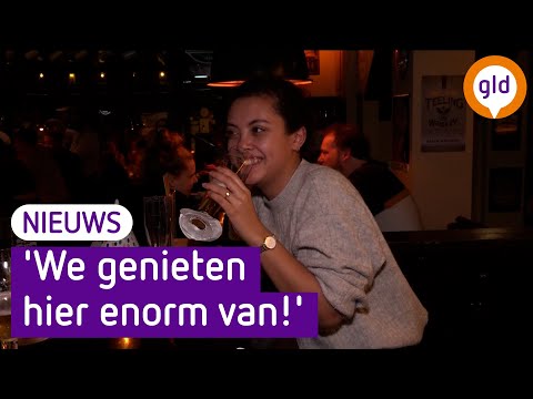 Eindelijk! Cafébezoekers genieten weer van bier en bitterballen