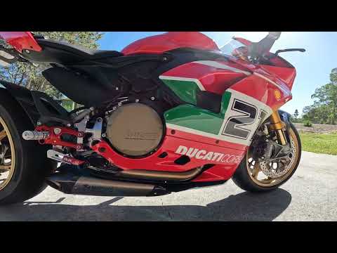 2022 Ducati Panigale V2 Bayliss walk around - Akrapovic exhaust, CNC Racing rearsets, Marchesini's