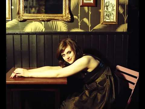 Videoclip de The Green And The Blue (Acoustic) — Amy Macdonald