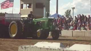 preview picture of video '4020 pulling in 13,500# farmstock class at 2012 Nappanee Apple Festival Pull.'