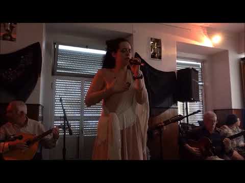 Marta de Sousa - " Meus lábios beijam o Fado "