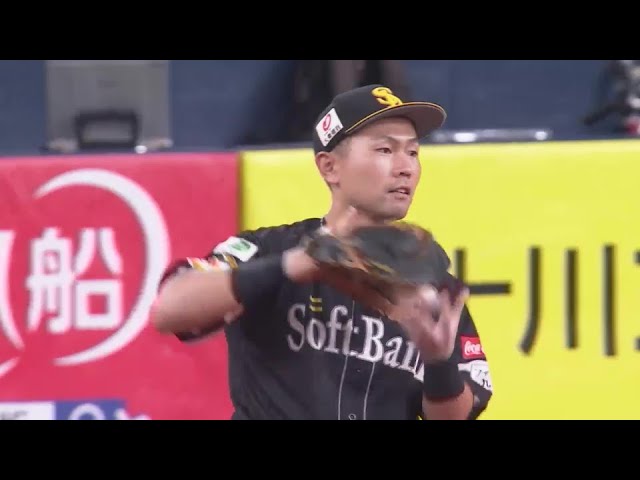 【1回裏】1塁線は抜かせない!! ホークス・中村晃 横っ飛びでボールを掴み投手を助ける!!  2024年7月9日 オリックス・バファローズ 対 福岡ソフトバンクホークス